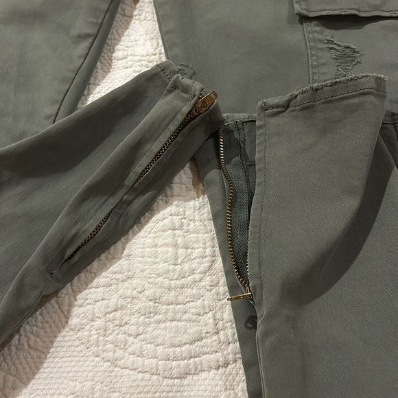 Frame Le Service Skinny Denim Army Green Cargo distressed.  low rise. Size 26 - Picture 5 of 9